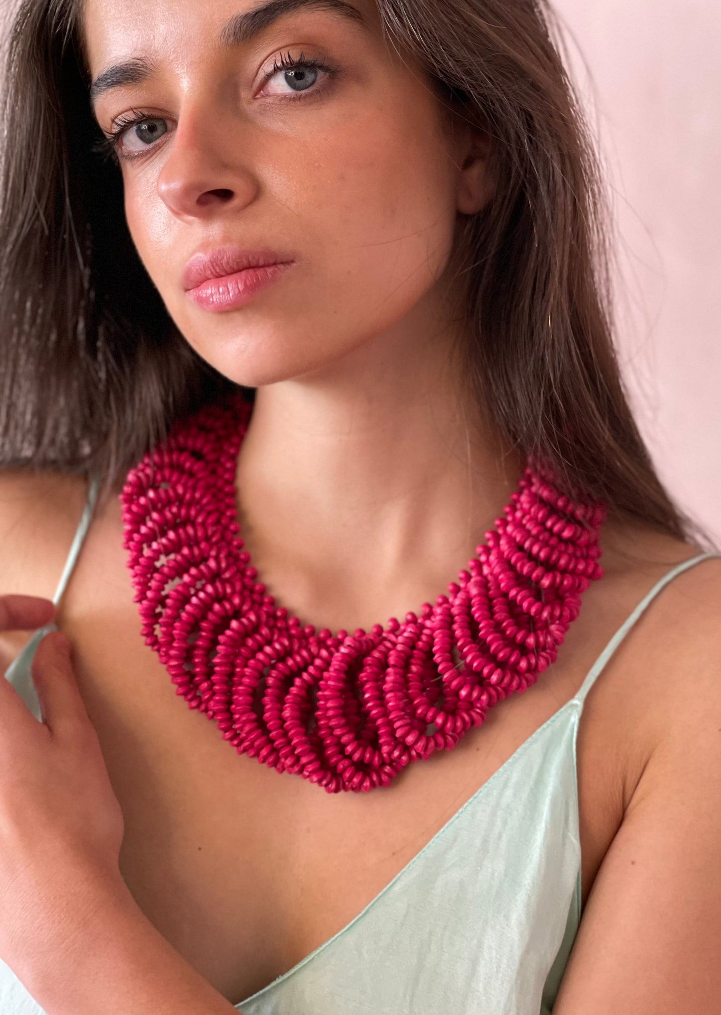 COLLAR CUENTAS FUCSIA