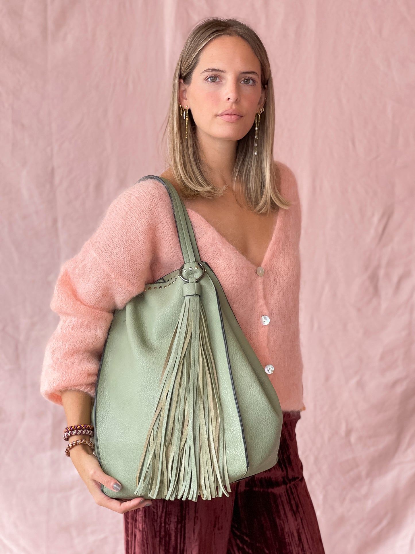 Bolso verde tachuelas con flecos