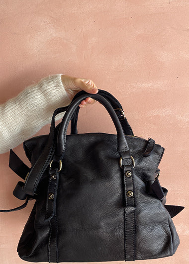 Bolso cuero negro lazos laterales