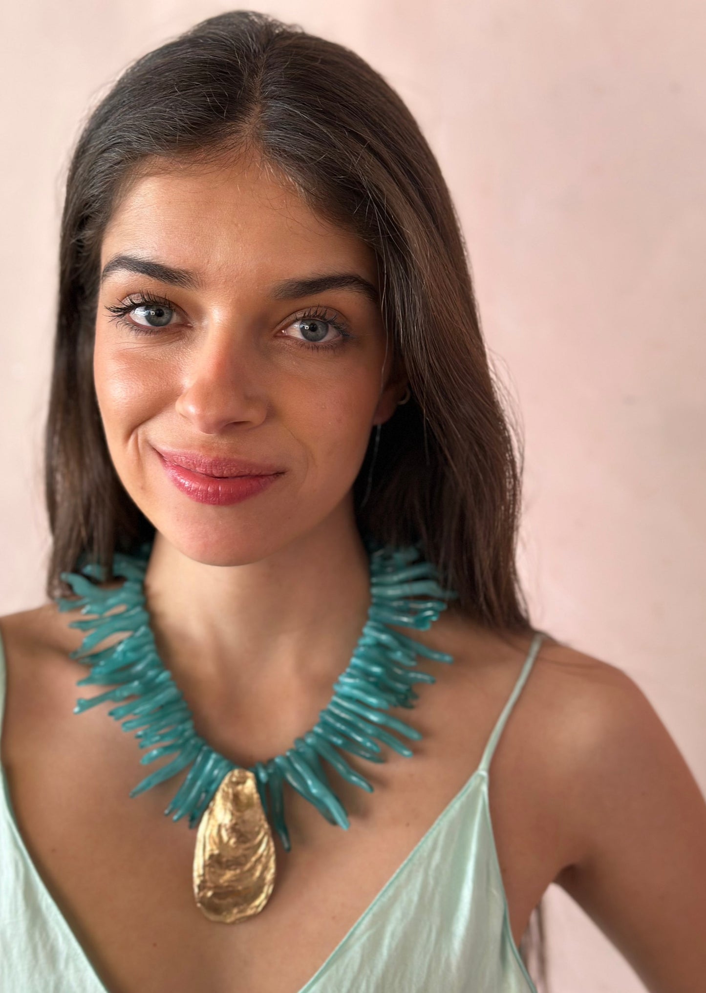 COLLAR CORAL CON CONCHA AZUL ı ORO