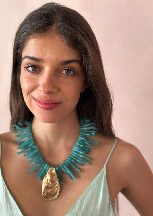 COLLAR CORAL CON CONCHA AZUL ı ORO