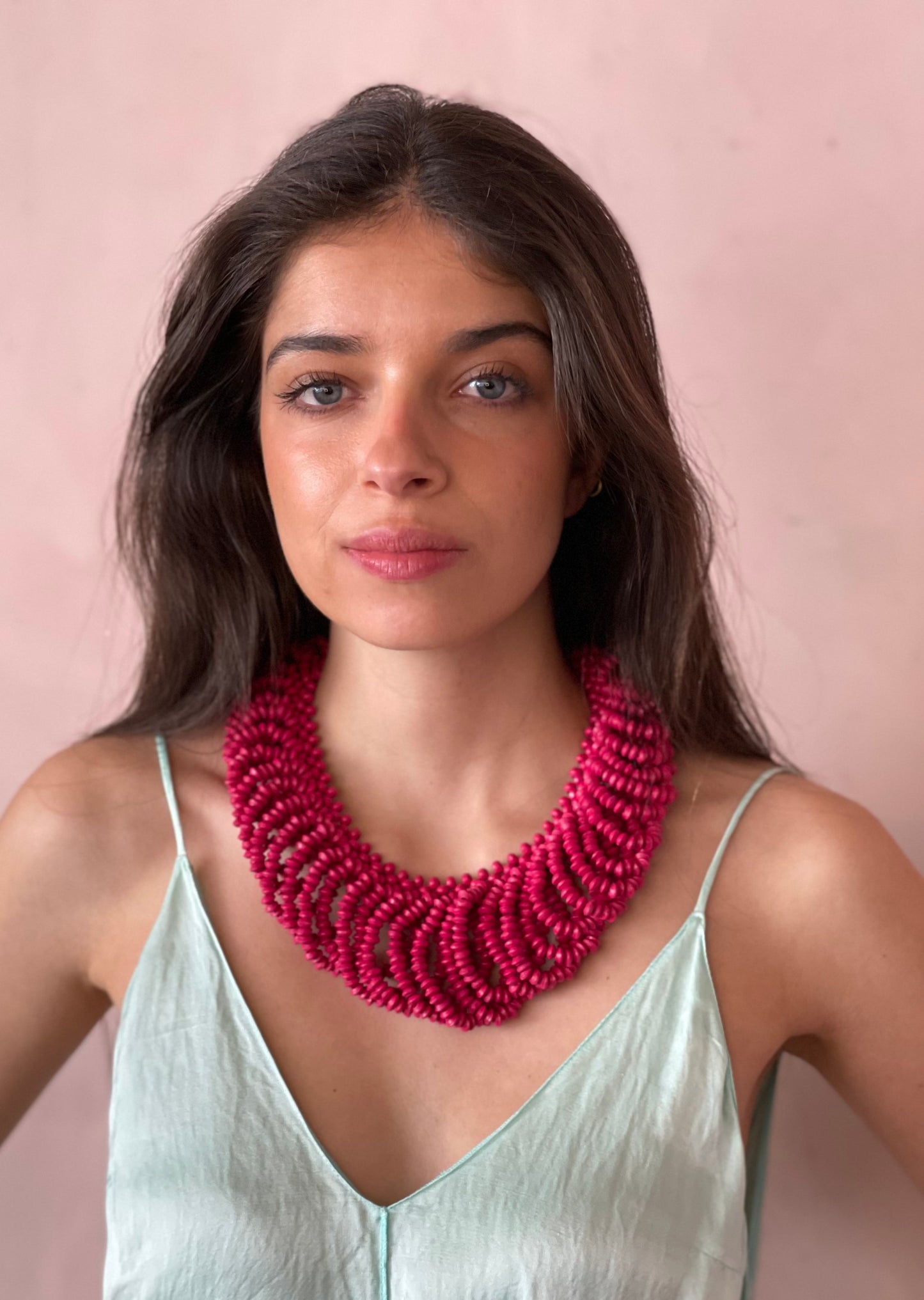 COLLAR CUENTAS FUCSIA